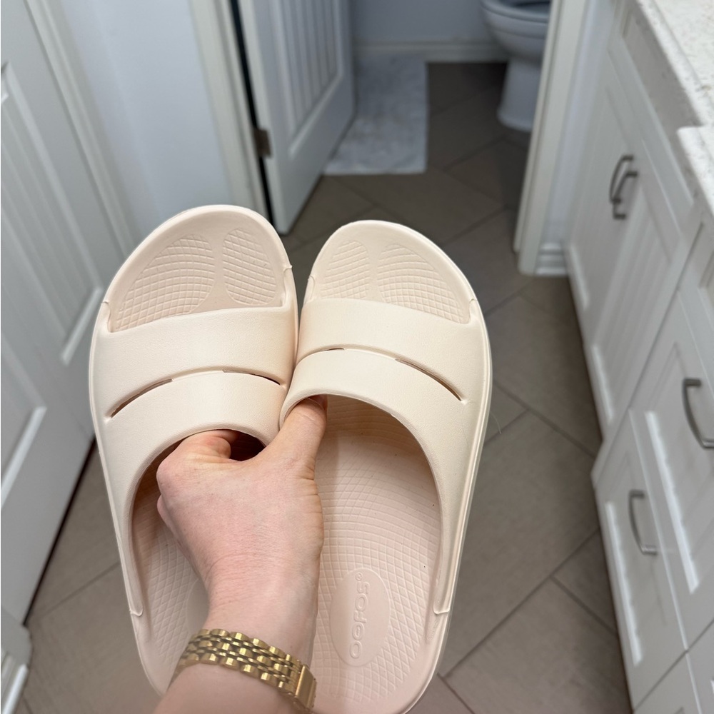 OOFOS Off-White Slide Sandals 9W (8-8.5) NWT - Picture 3 of 6